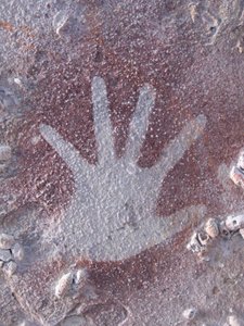 Stencil di mano aperta sul soffitto